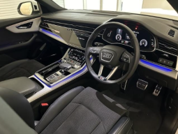 Audi Quattro Q8 full